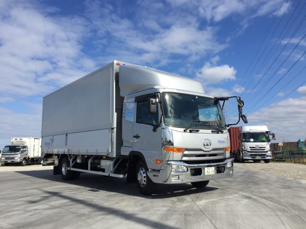 新車が4tトラック ウィング車 が入ってきました 輸出入貨物の輸送は有限会社ミナミへ輸出入貨物の輸送は有限会社ミナミへ